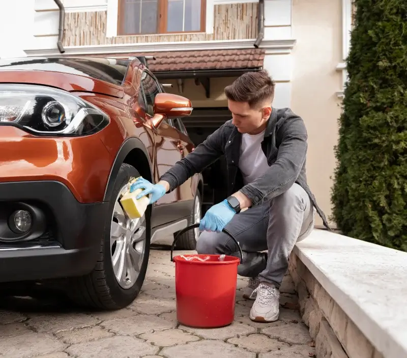 Lavage auto à domicile Tourtrol : professionnel intervenant sur un véhicule